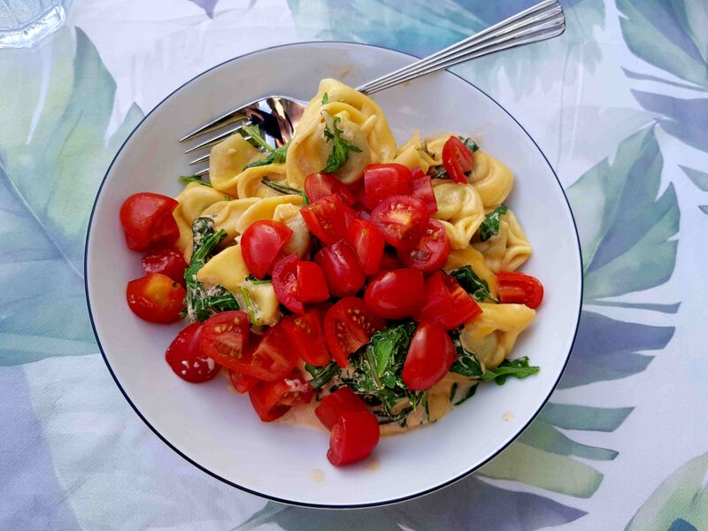 Datei:Tortellini mit Rucola-Tomaten-Sahnesoße.jpg