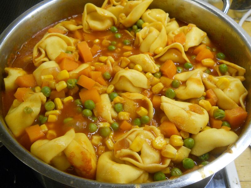 Datei:TortelliniKonfSuppe.jpg