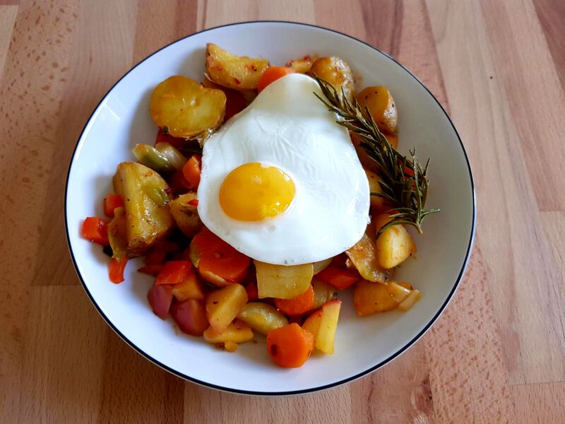 Datei:Gemüse mit Spiegelei.jpg
