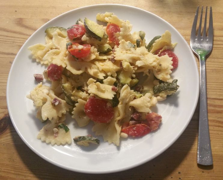 Datei:NudelsalatZucchini.jpg