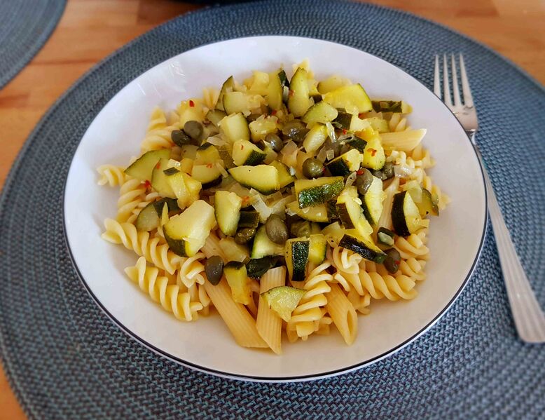 Datei:Zucchinipenne Kapern.jpg