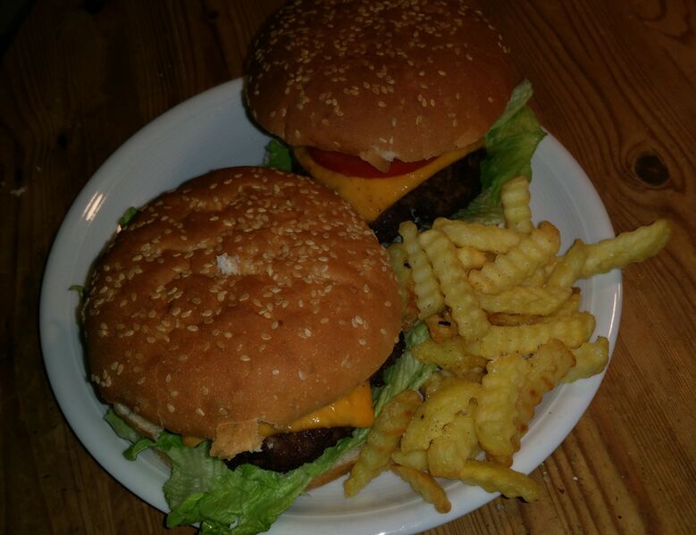 Datei:CheeseburgerPommes.jpg
